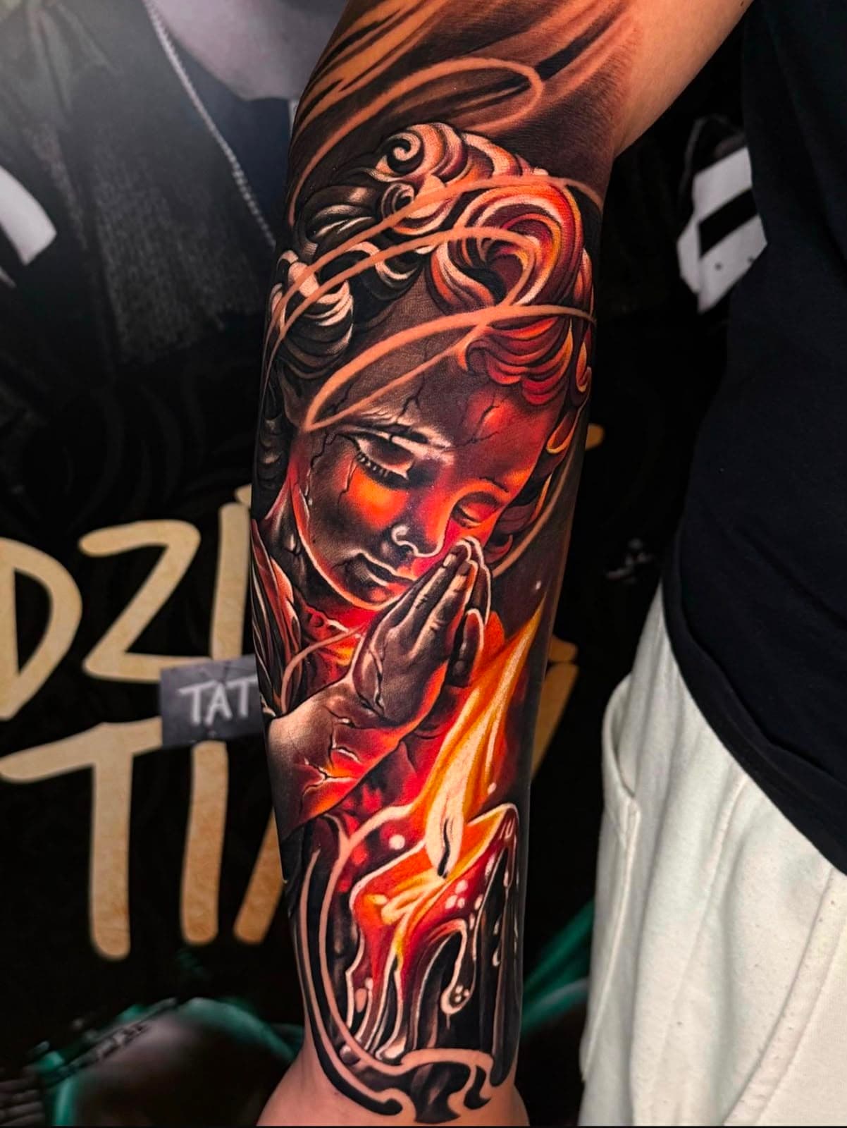 Colorwork Tattoo: Engelsfigur mit Flammen in sattem Pigment