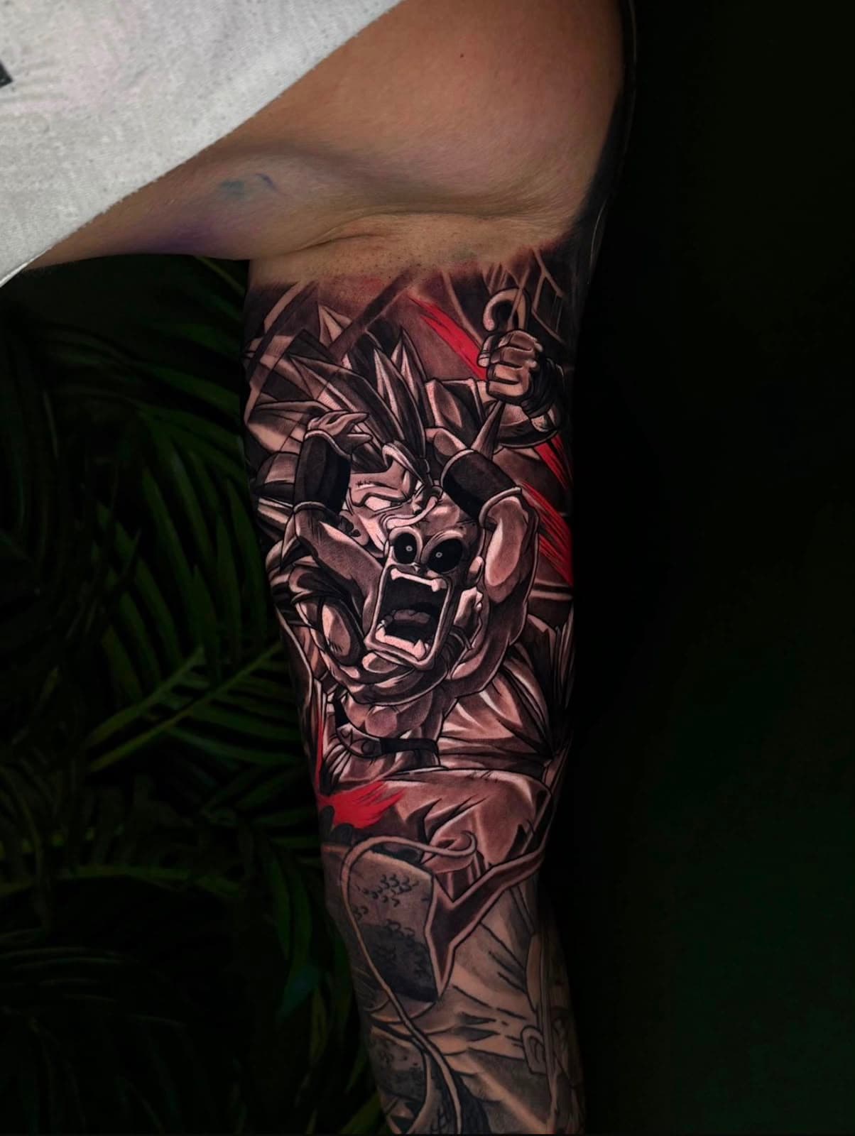 Anime-Motiv in Black and Grey mit roten Akzenten