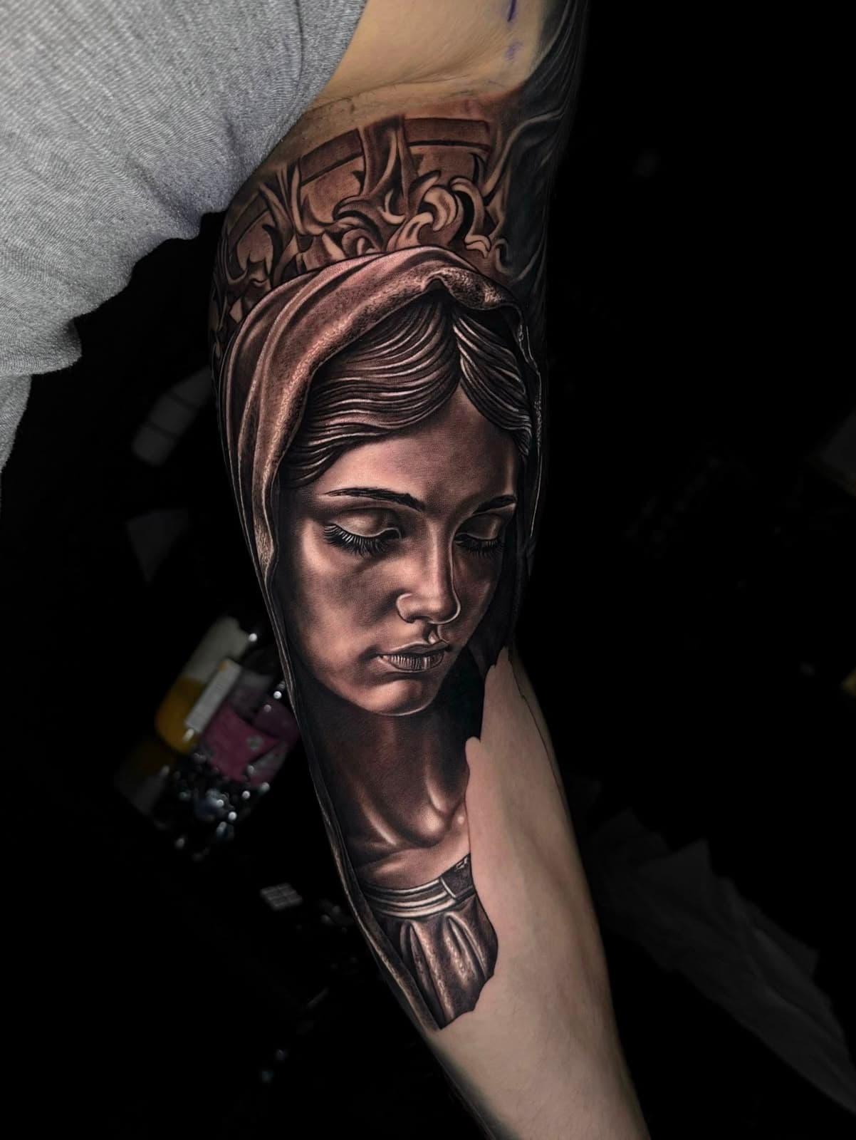 Realistic Tattoo: fotorealistische Madonnenfigur in feinen Grauverläufen