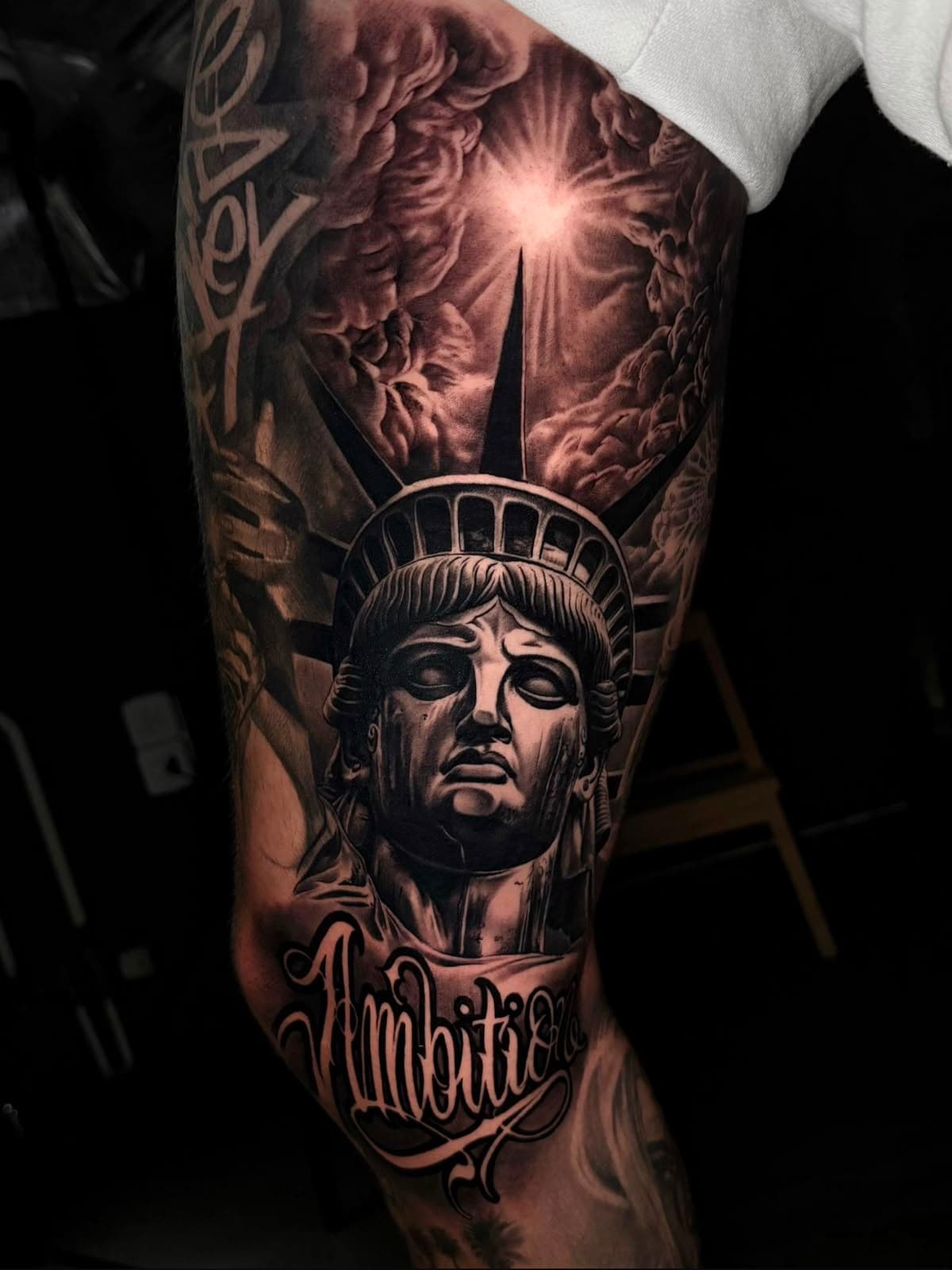 Freiheitsstatue mit Schriftzug «Ambition» in Black and Grey