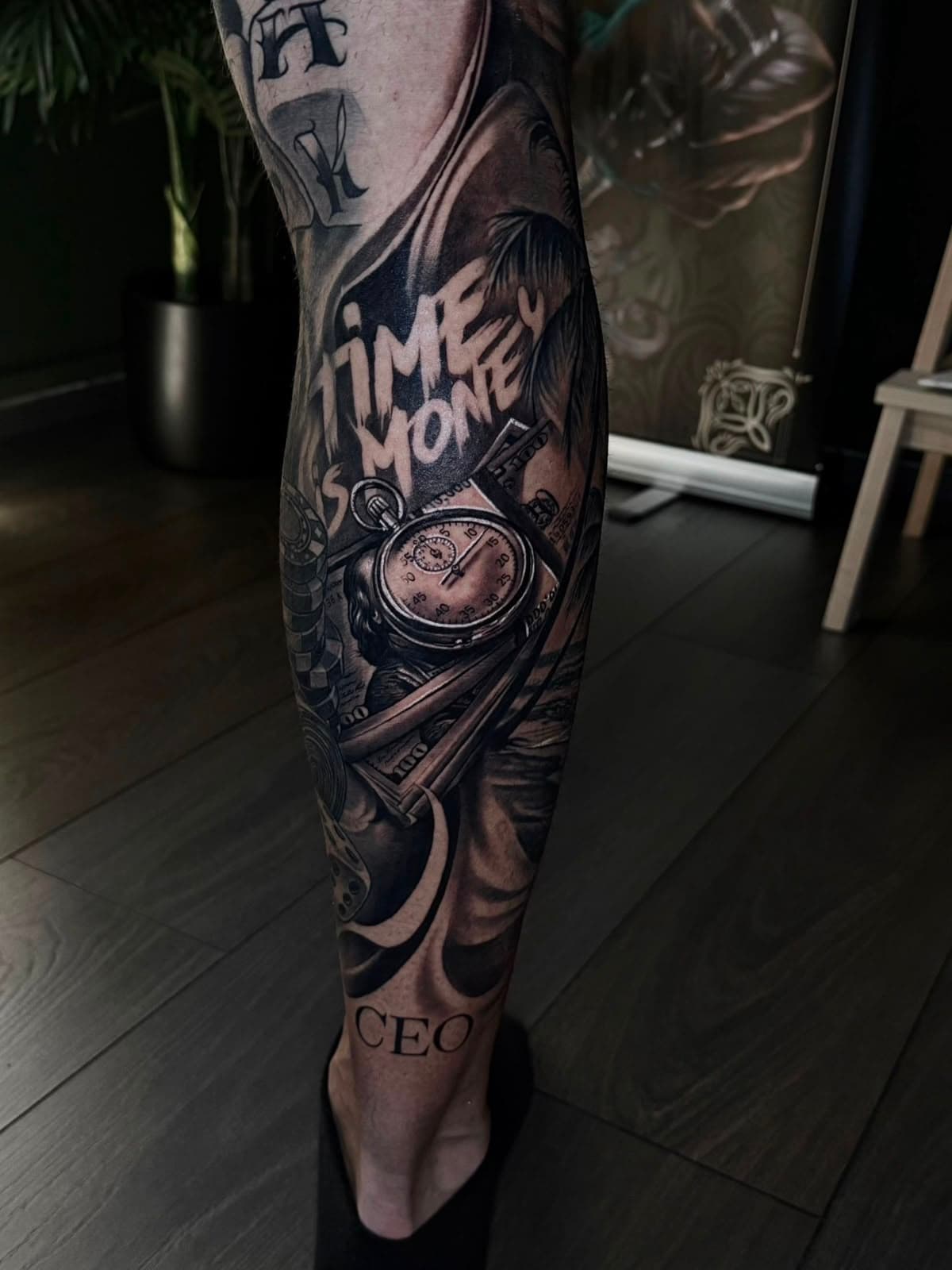 Lettering Tattoo: handgezeichneter Schriftzug «Time is Money» mit Taschenuhr