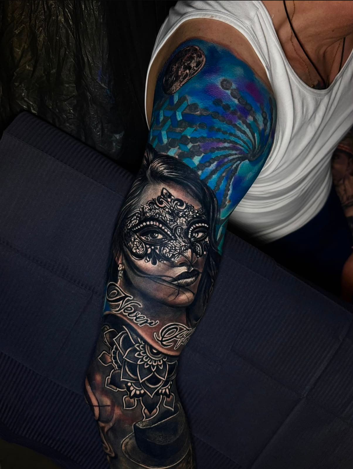 Aquarell Tattoo: Catrina vor fliessendem blau-violettem Farbverlauf