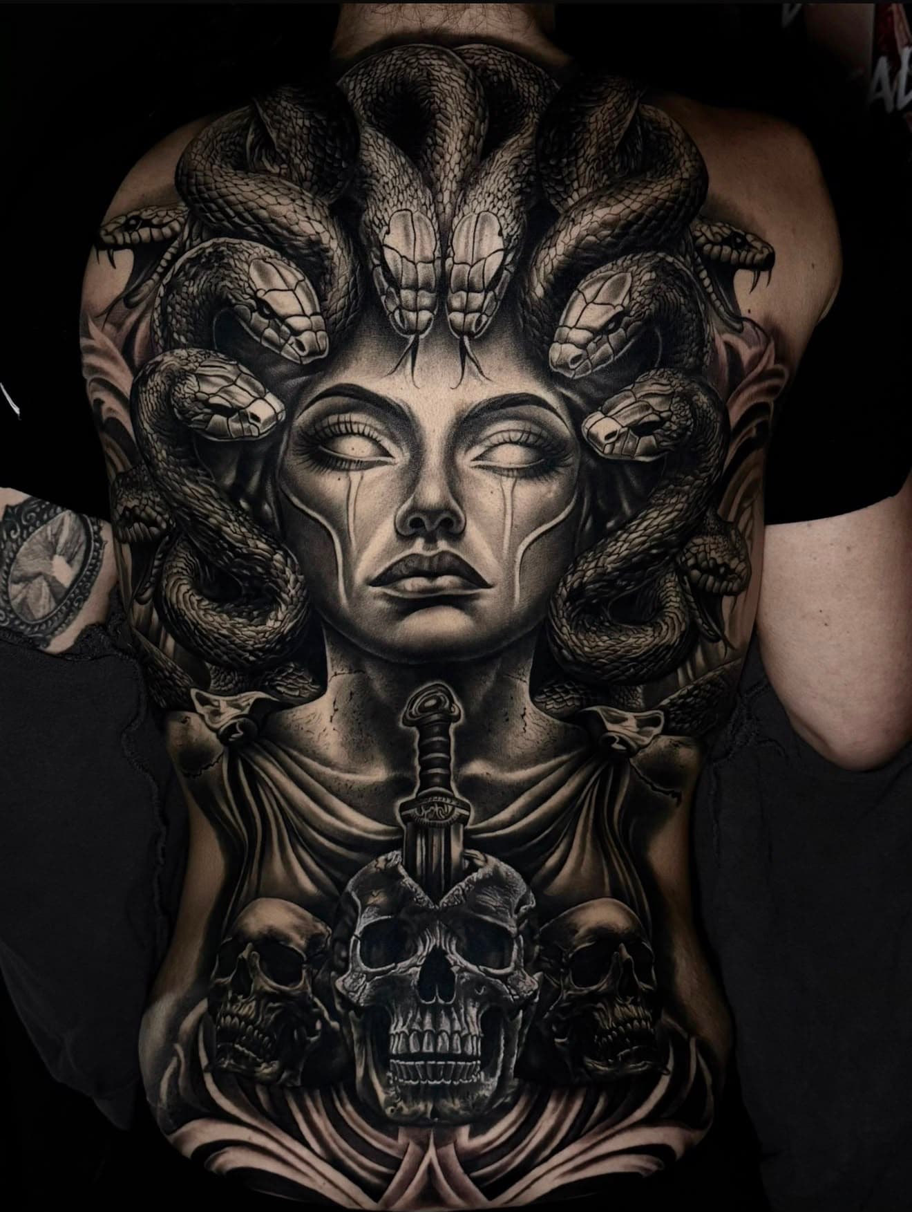 Black and Grey Tattoo: Medusa als Rückenarbeit mit weichen Grauabstufungen