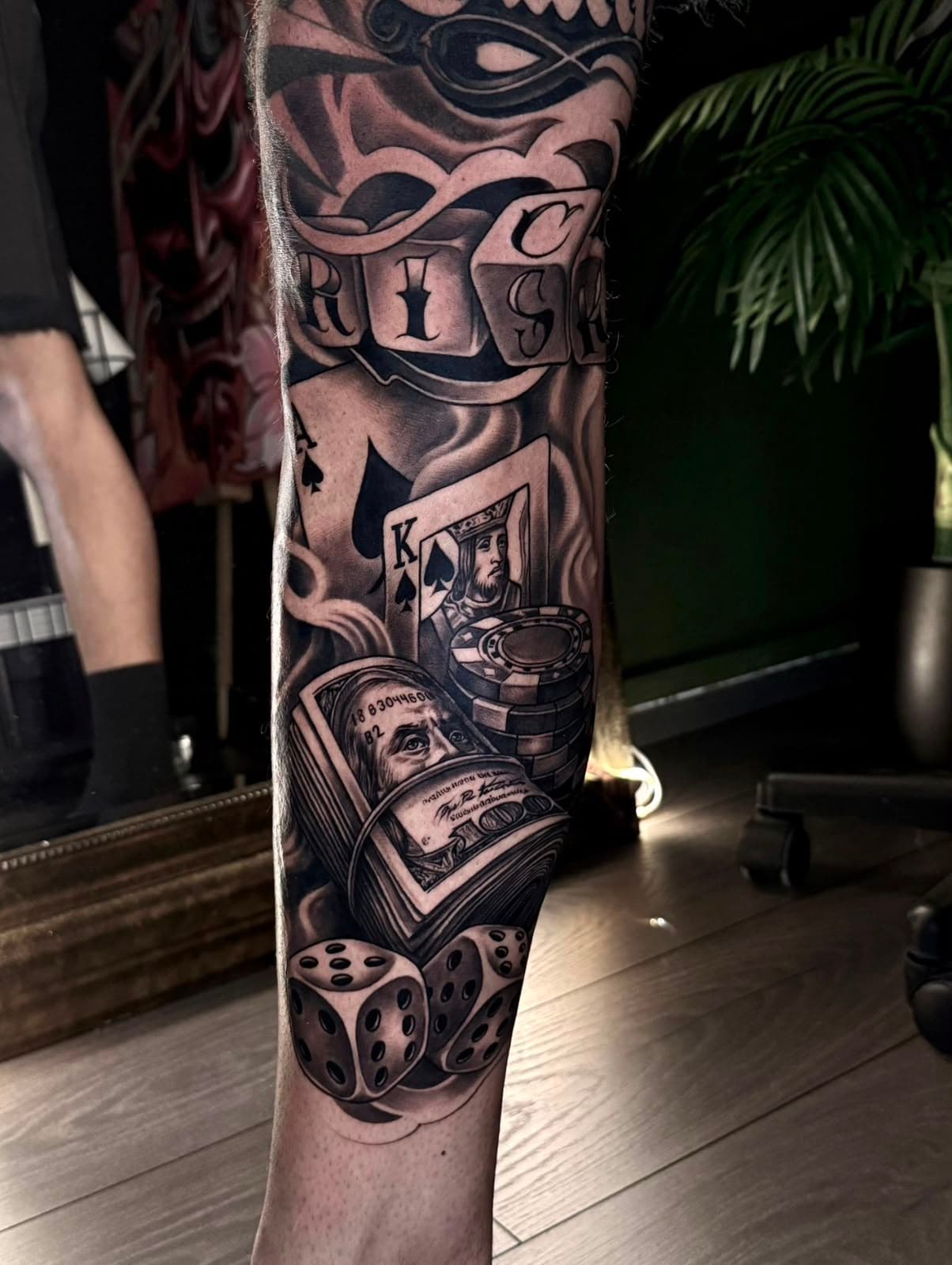 Custom Tattoo: Spielkarten, Würfel und Schriftzug als exklusiver Einzelentwurf