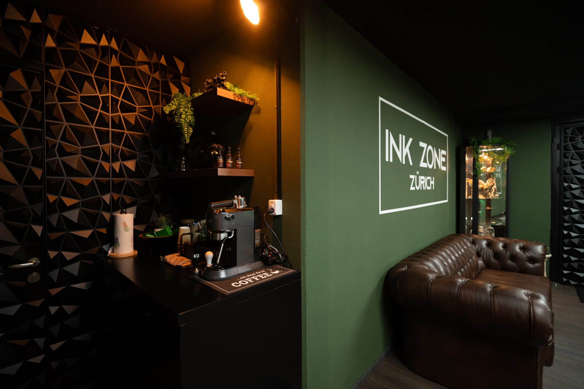 Detailansicht des Studios mit Vitrine und Dekoration