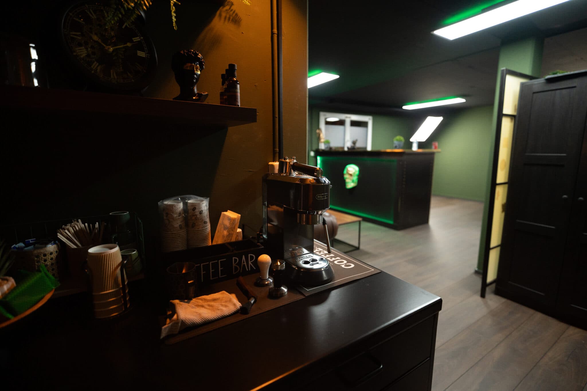 Tattoo-Raum mit Behandlungsstuhl und Studiobeleuchtung