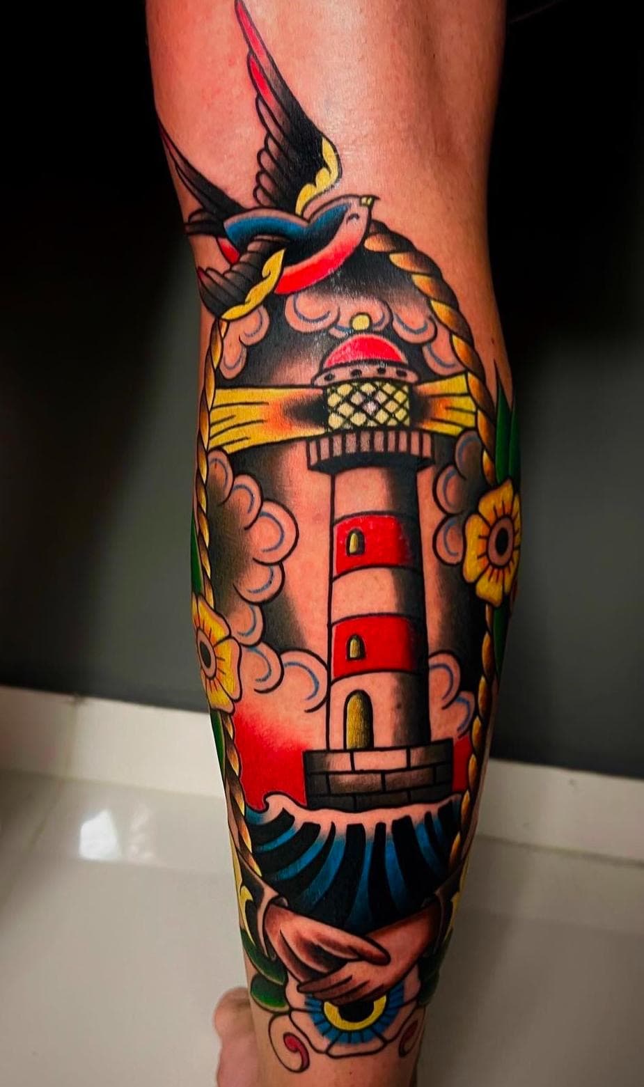 Neotraditional Tattoo: Leuchtturm mit kräftigen Outlines und flächigen Farben
