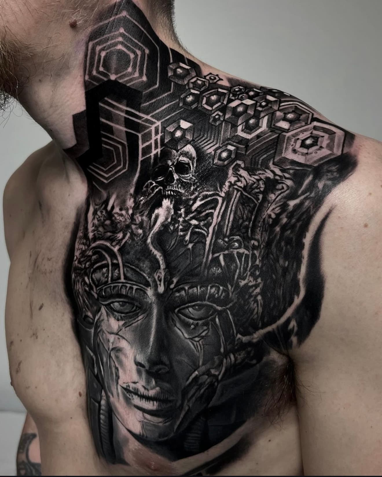 Geometrisches Tattoo: Rückenarbeit mit Sechseck-Raster und exakter Symmetrie