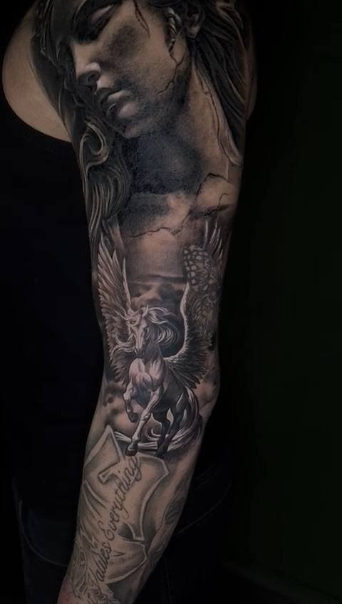 Statue & Pegasus, Sleeve, tätowiert bei INK ZONE ZÜRICH