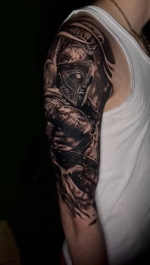 Spartaner, Oberarm, tätowiert bei INK ZONE ZÜRICH