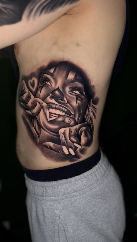 Chicano-Porträt, Rippen, tätowiert bei INK ZONE ZÜRICH