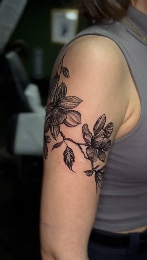 Magnolien, Oberarm, tätowiert bei INK ZONE ZÜRICH